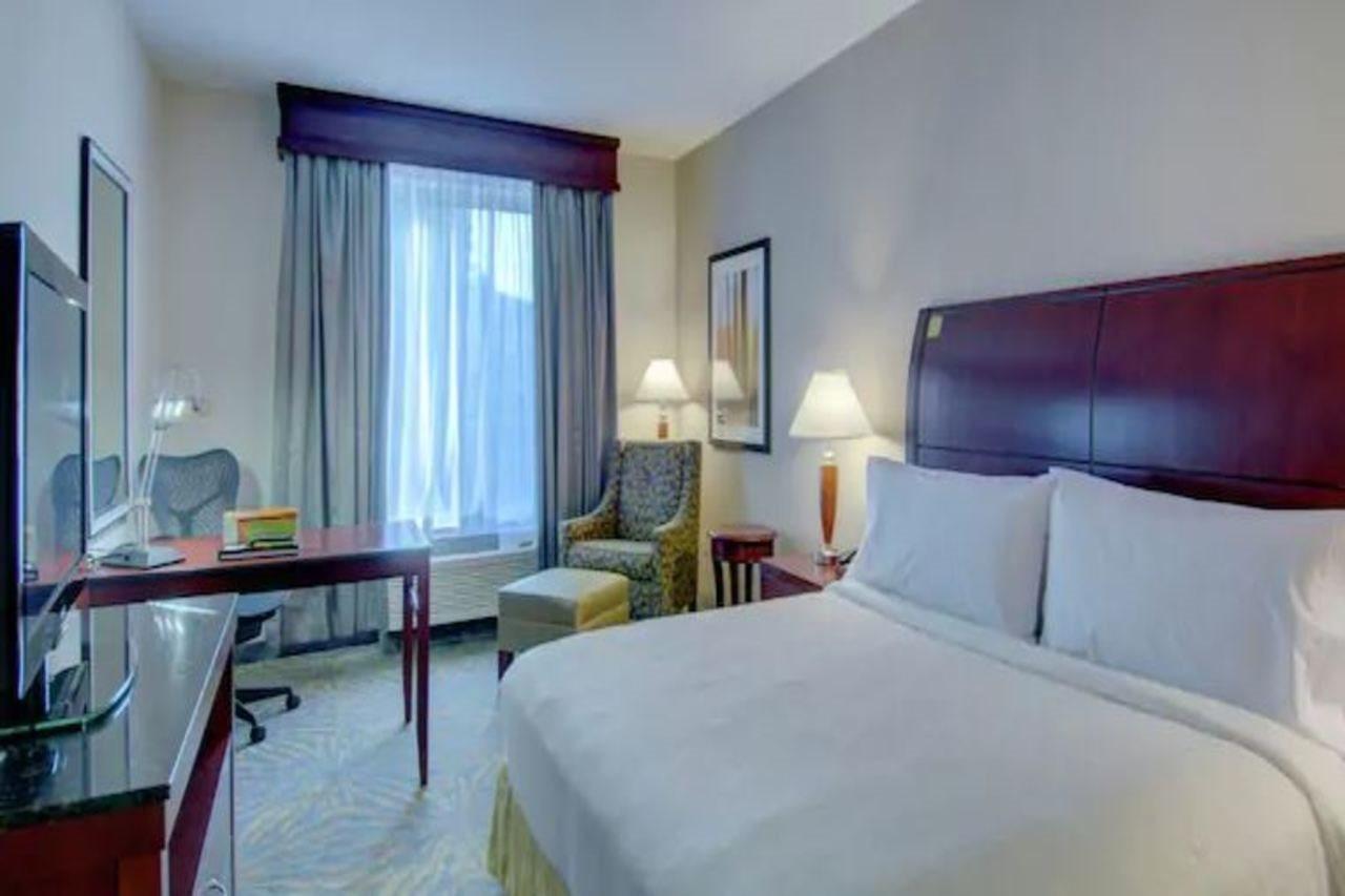 Hilton Garden Inn Norwalk Bagian luar foto