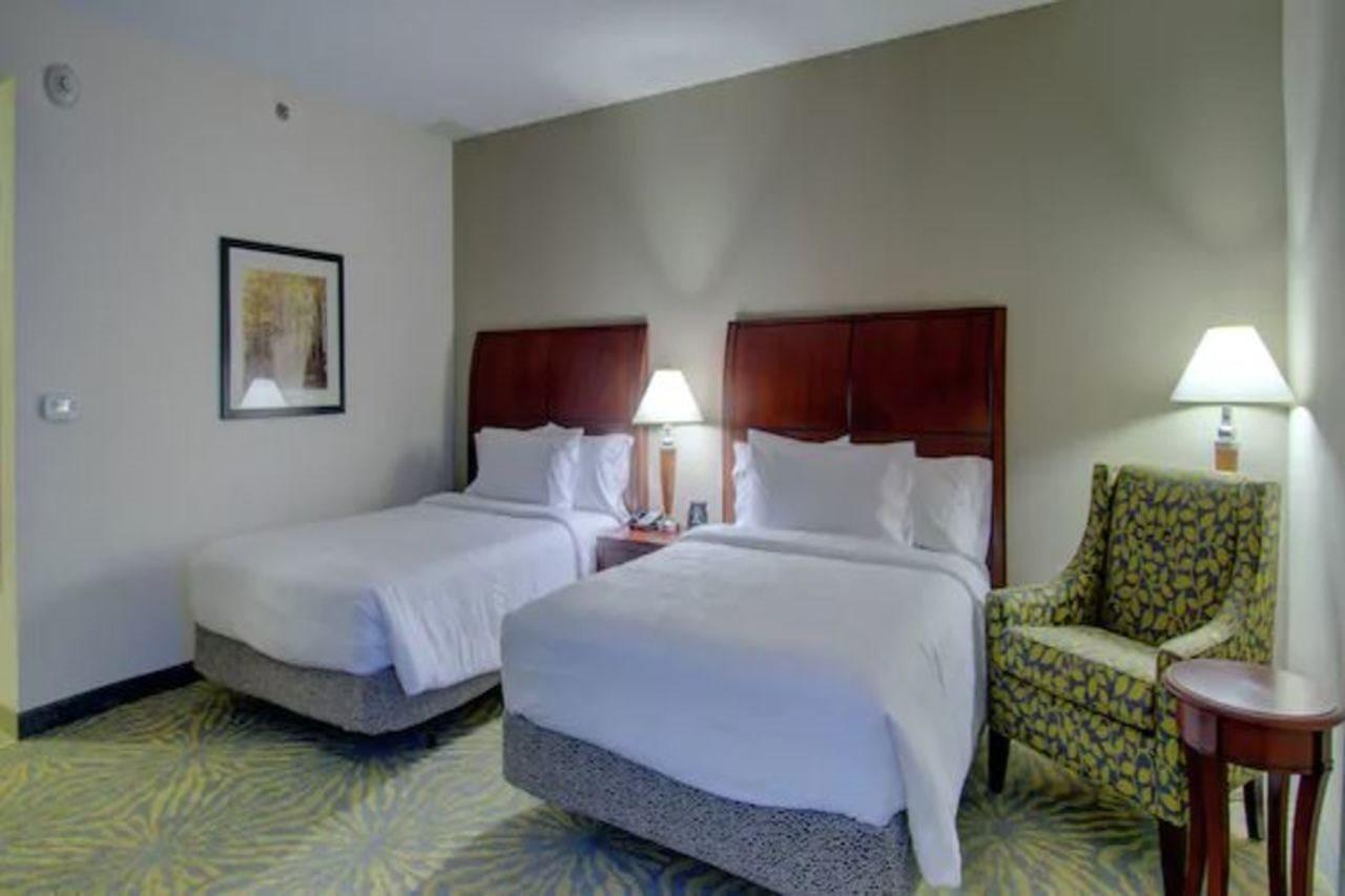 Hilton Garden Inn Norwalk Bagian luar foto