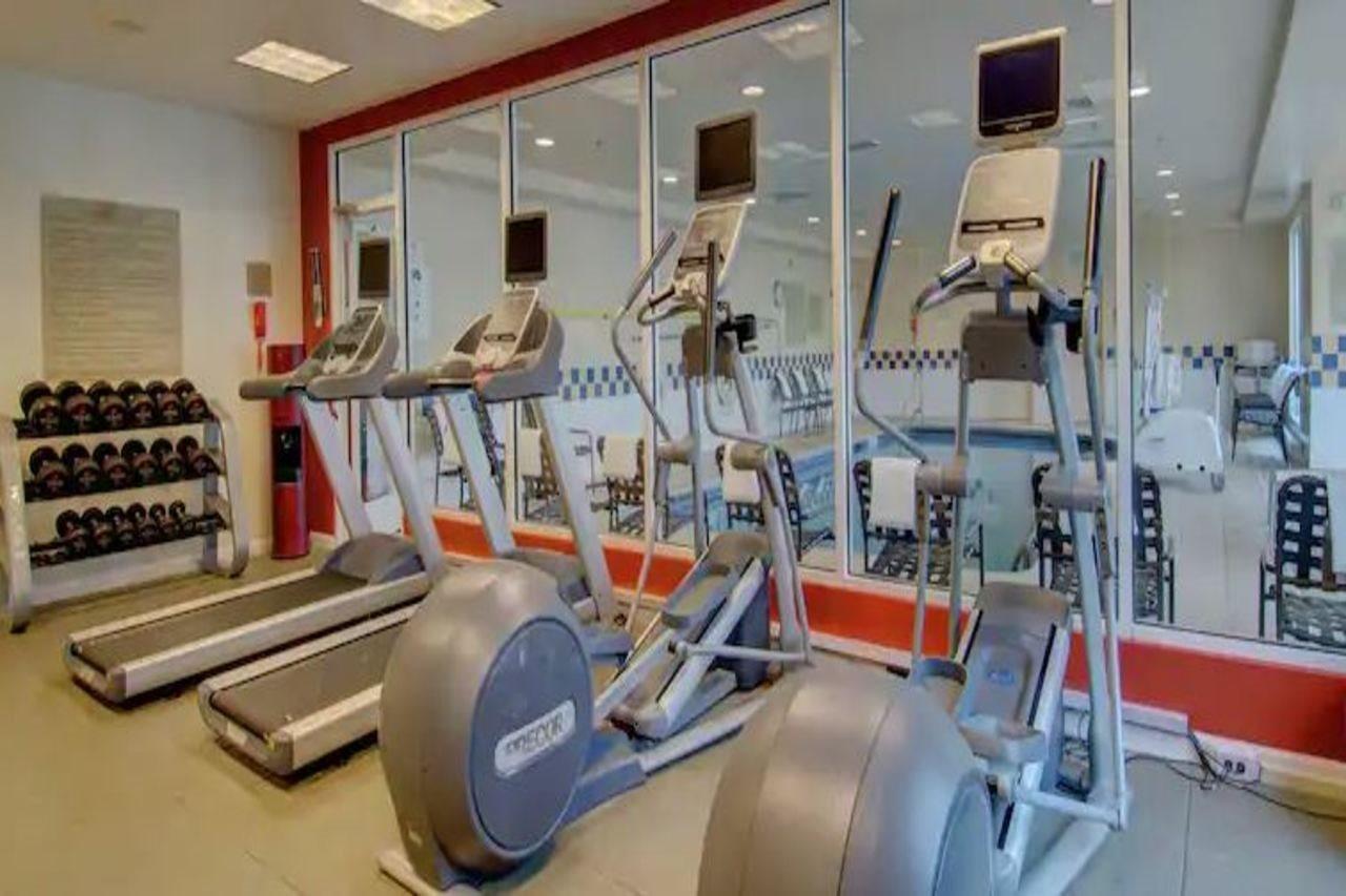 Hilton Garden Inn Norwalk Bagian luar foto