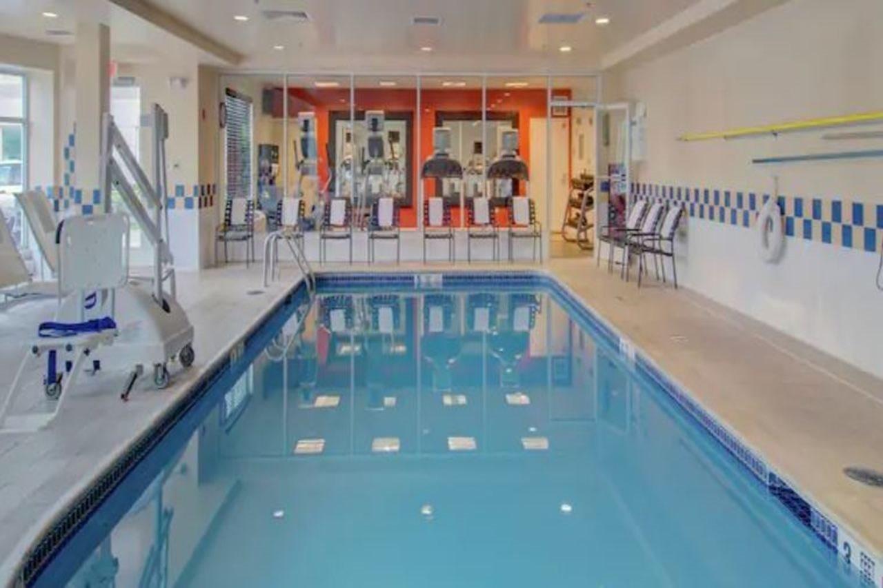 Hilton Garden Inn Norwalk Bagian luar foto