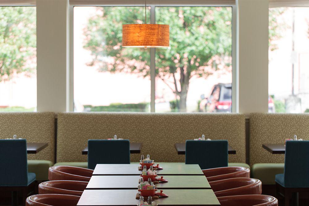 Hilton Garden Inn Norwalk Bagian luar foto