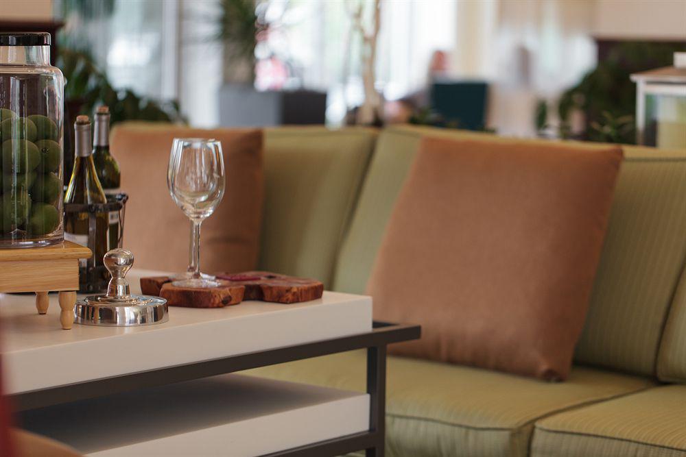 Hilton Garden Inn Norwalk Bagian luar foto