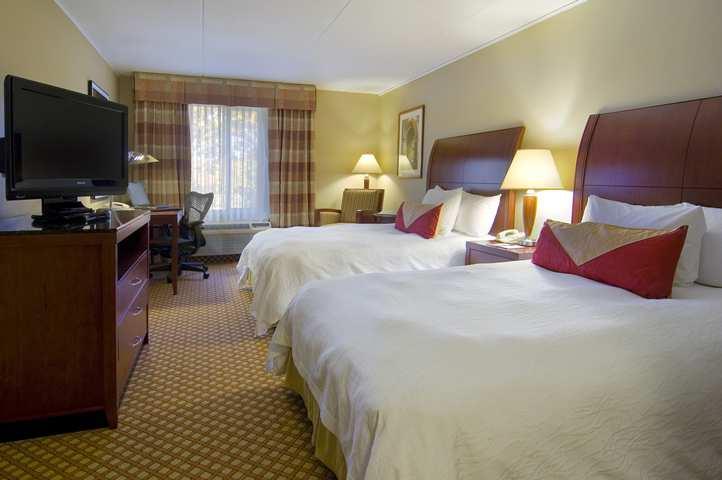 Hilton Garden Inn Norwalk Bagian luar foto