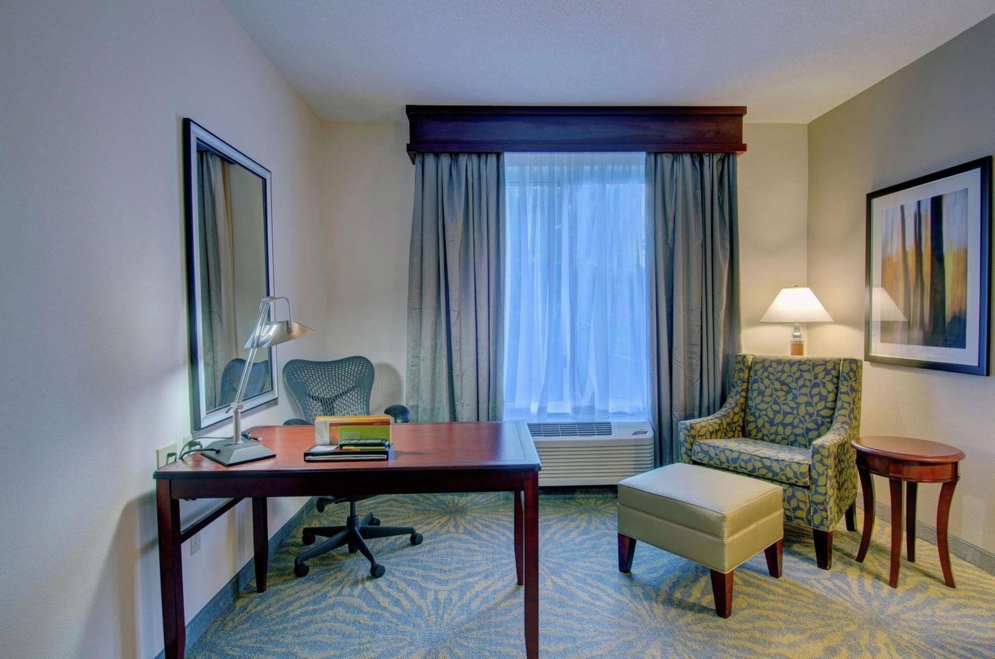 Hilton Garden Inn Norwalk Bagian luar foto