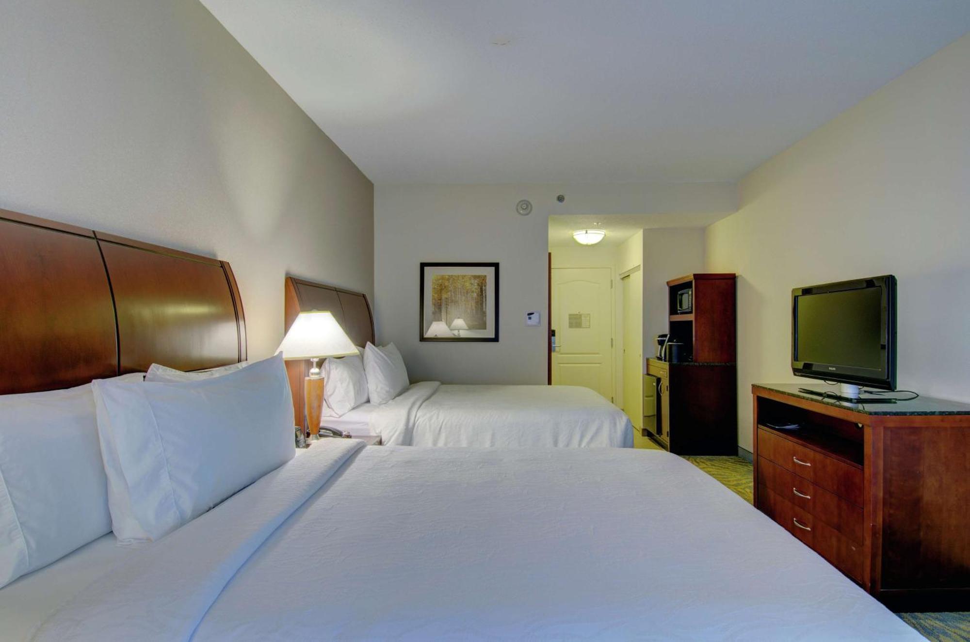 Hilton Garden Inn Norwalk Bagian luar foto