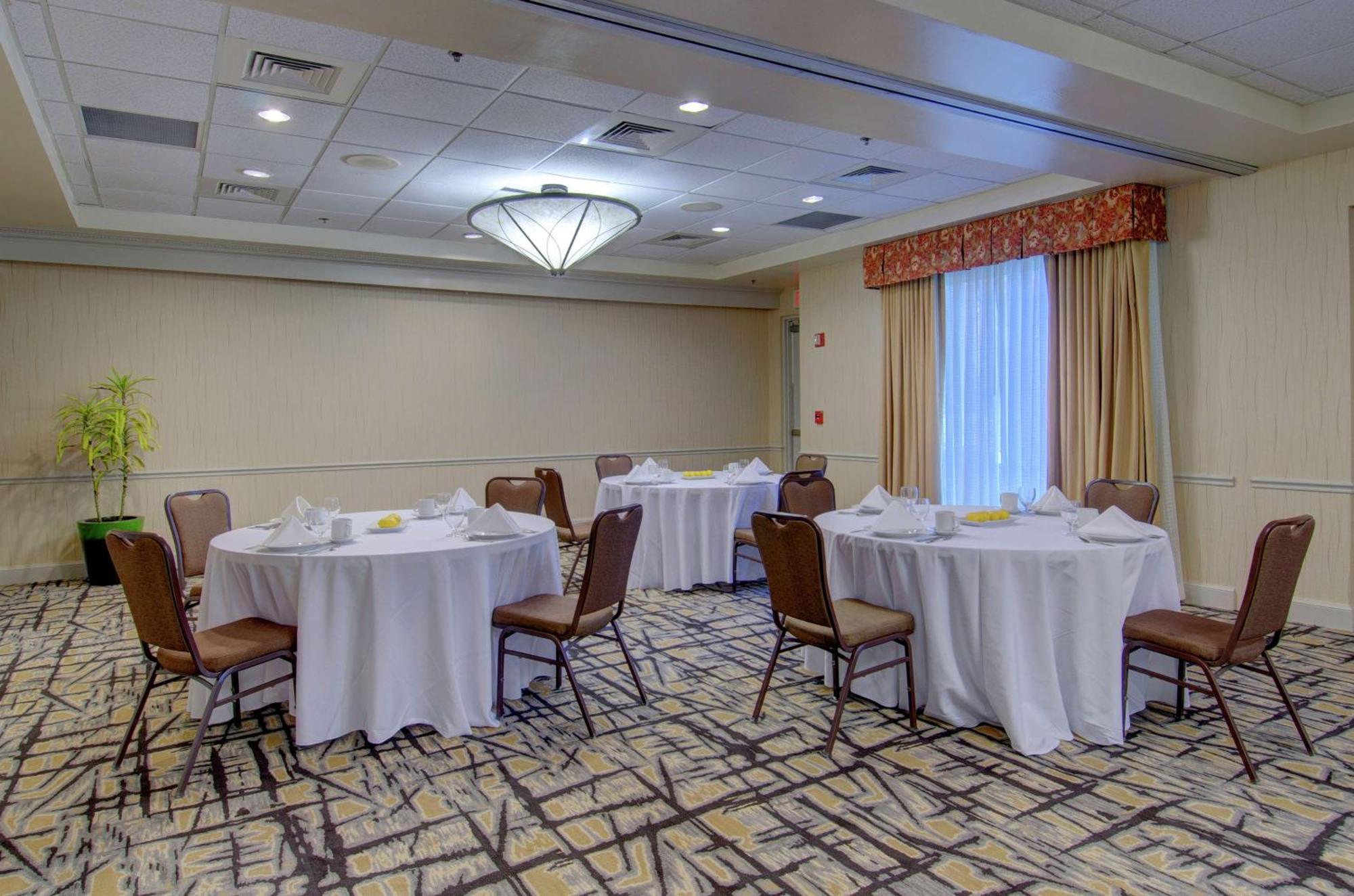 Hilton Garden Inn Norwalk Bagian luar foto