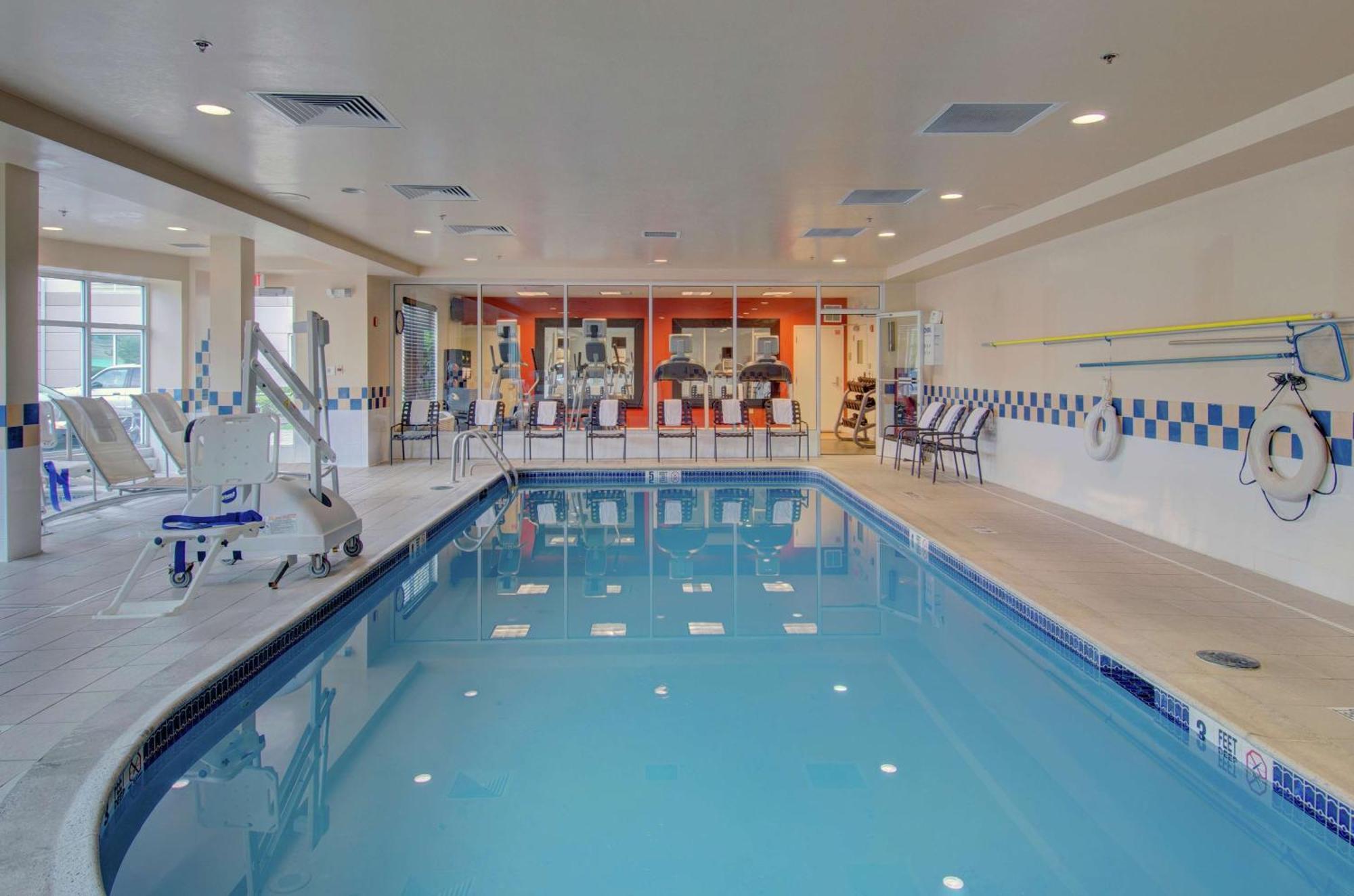 Hilton Garden Inn Norwalk Bagian luar foto