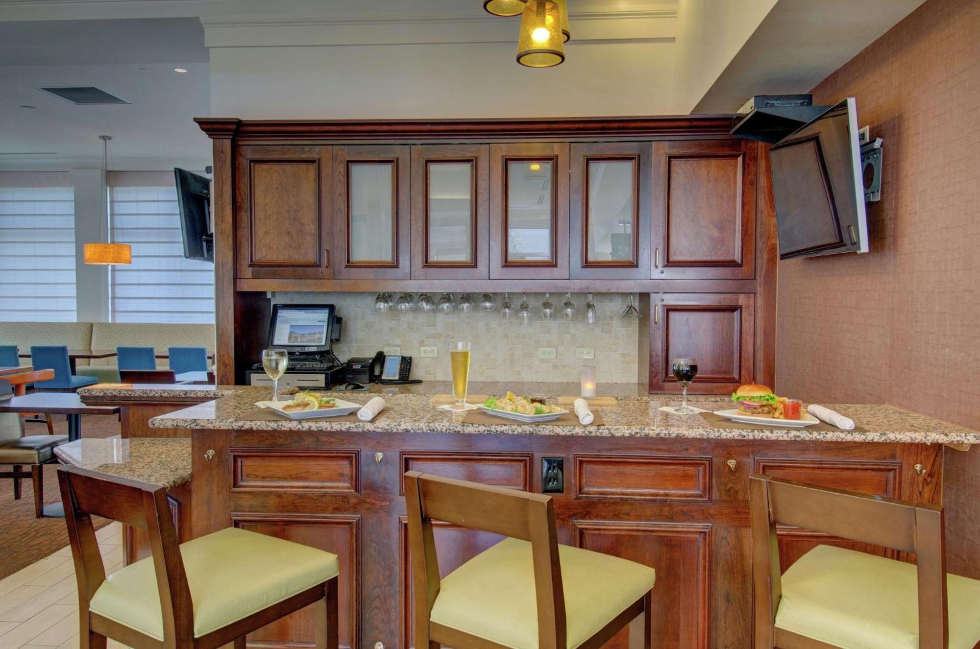 Hilton Garden Inn Norwalk Bagian luar foto