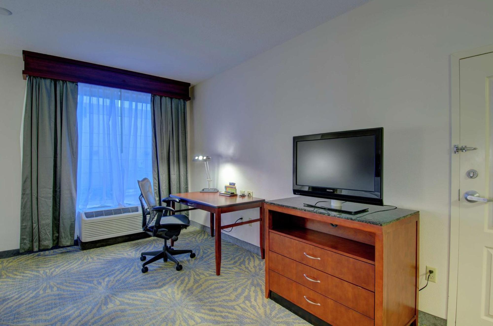 Hilton Garden Inn Norwalk Bagian luar foto