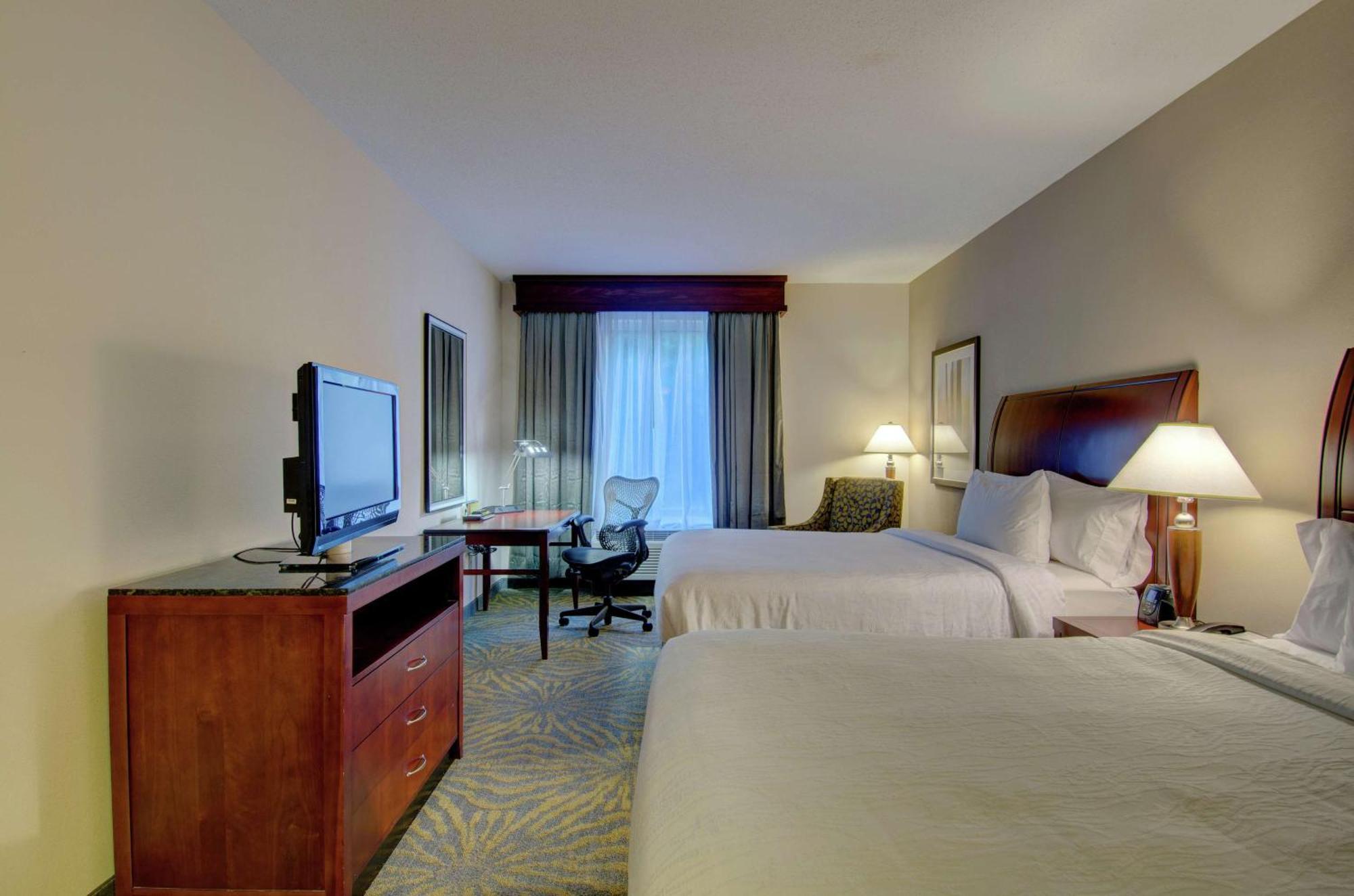 Hilton Garden Inn Norwalk Bagian luar foto