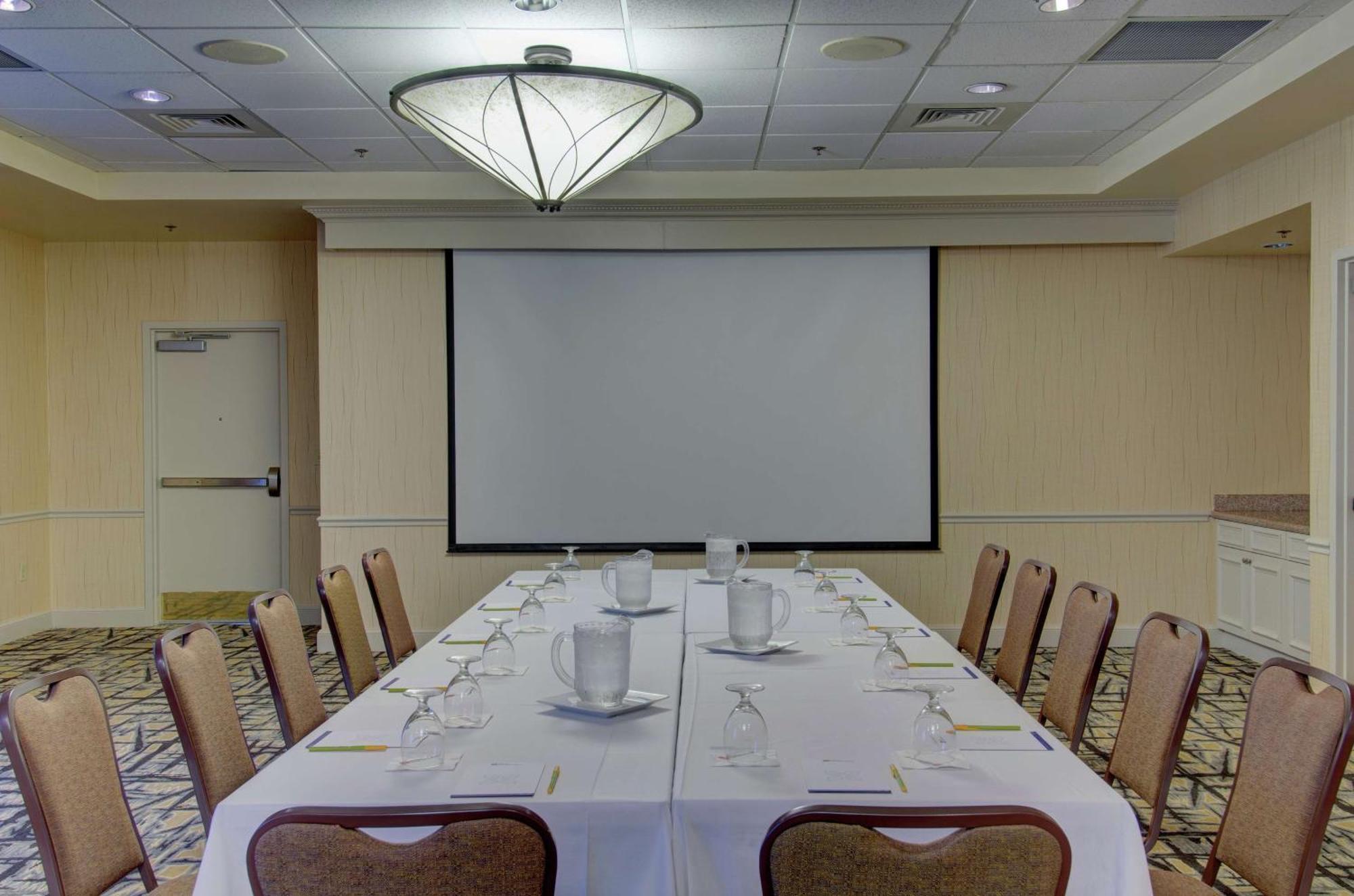 Hilton Garden Inn Norwalk Bagian luar foto