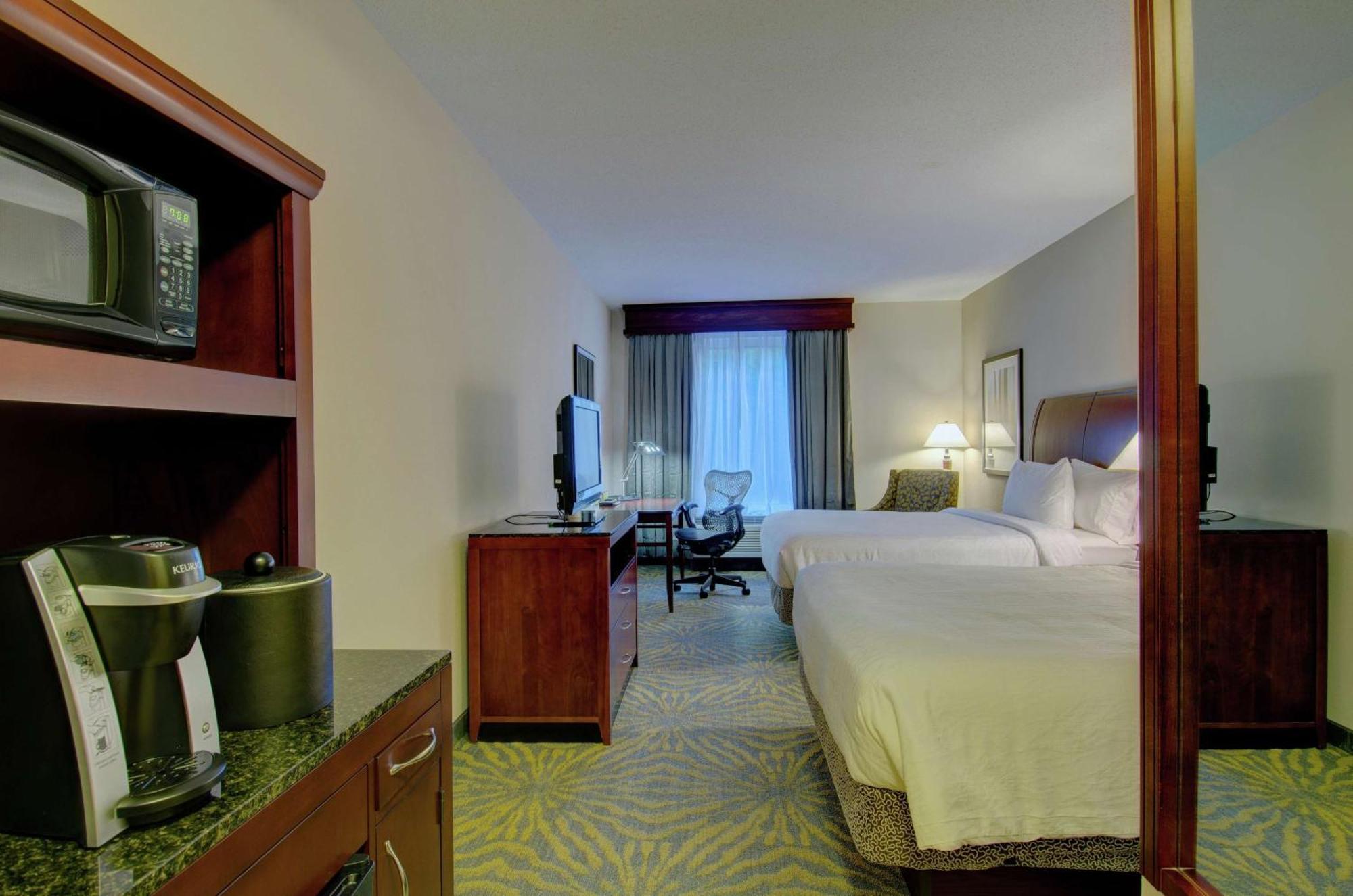 Hilton Garden Inn Norwalk Bagian luar foto
