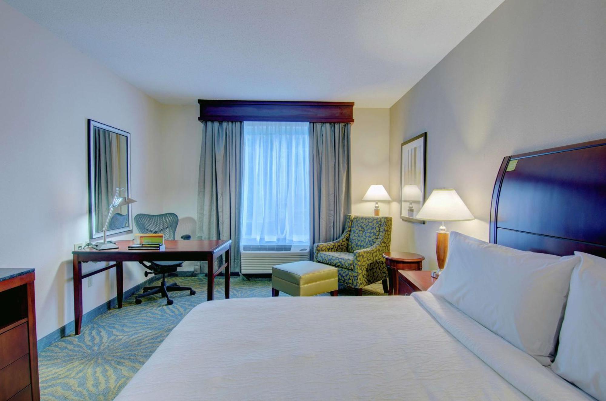Hilton Garden Inn Norwalk Bagian luar foto