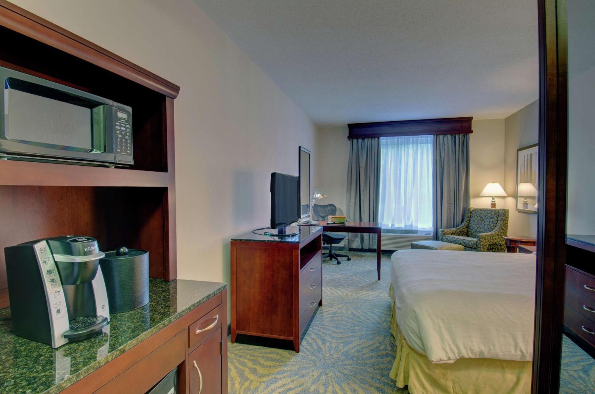 Hilton Garden Inn Norwalk Bagian luar foto