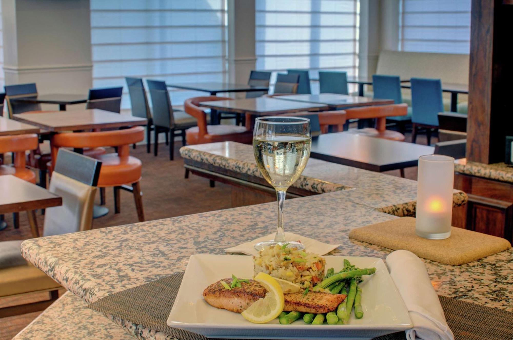 Hilton Garden Inn Norwalk Bagian luar foto