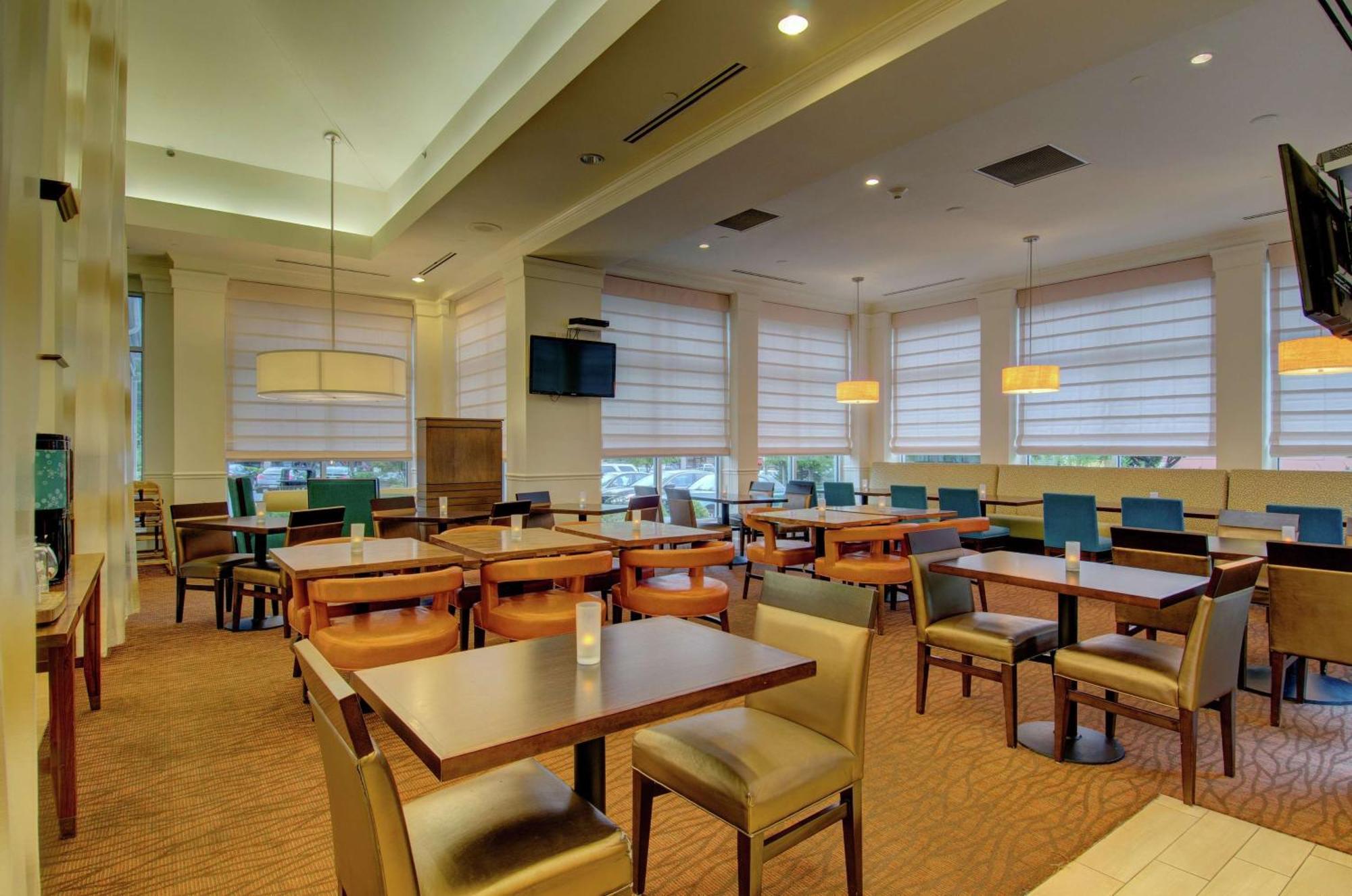 Hilton Garden Inn Norwalk Bagian luar foto