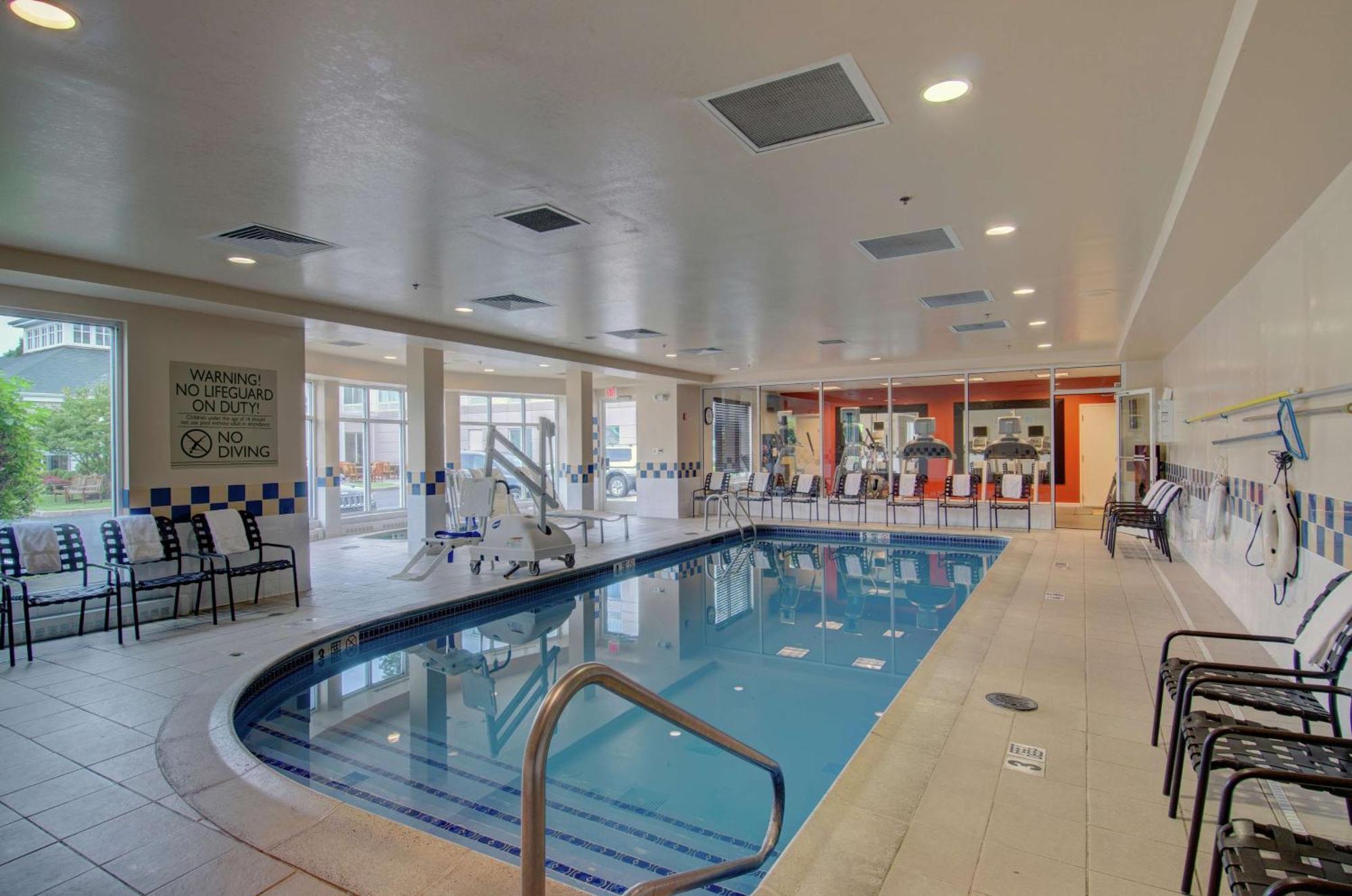 Hilton Garden Inn Norwalk Bagian luar foto