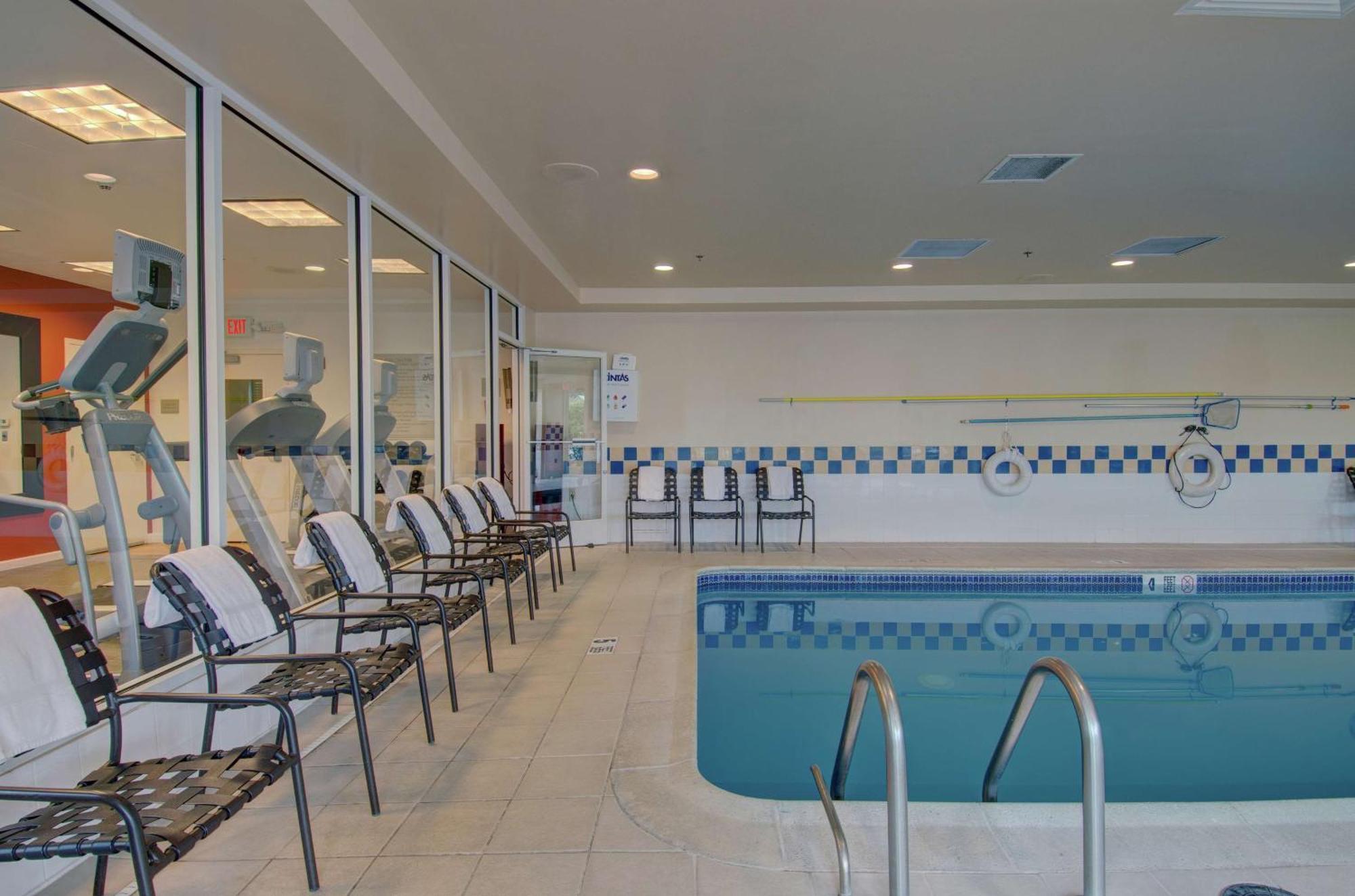 Hilton Garden Inn Norwalk Bagian luar foto
