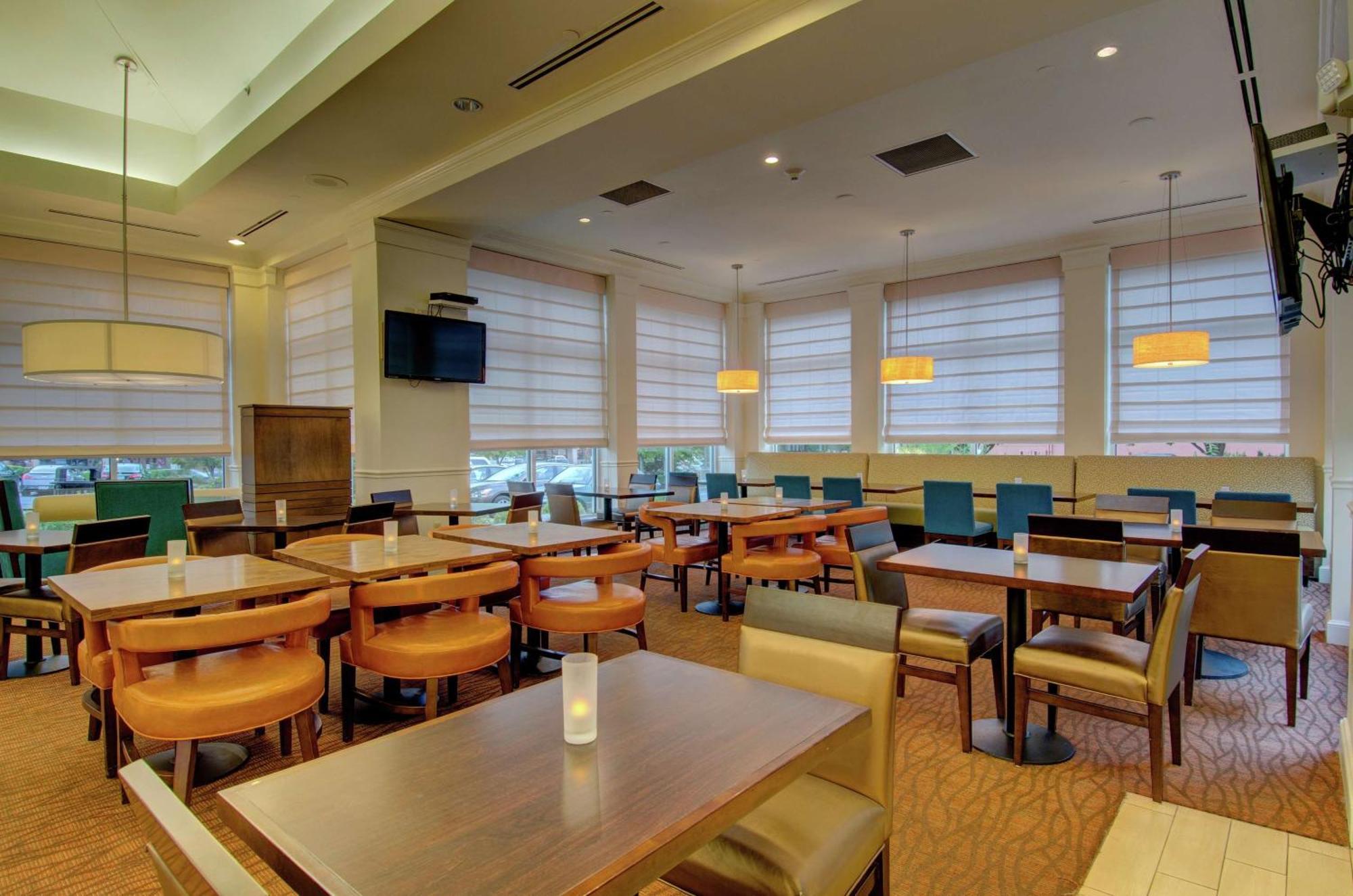 Hilton Garden Inn Norwalk Bagian luar foto