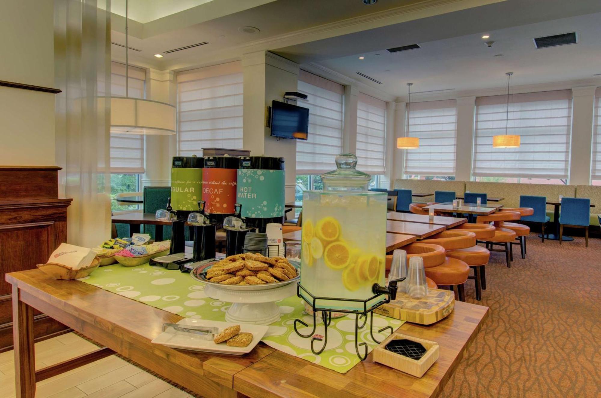 Hilton Garden Inn Norwalk Bagian luar foto