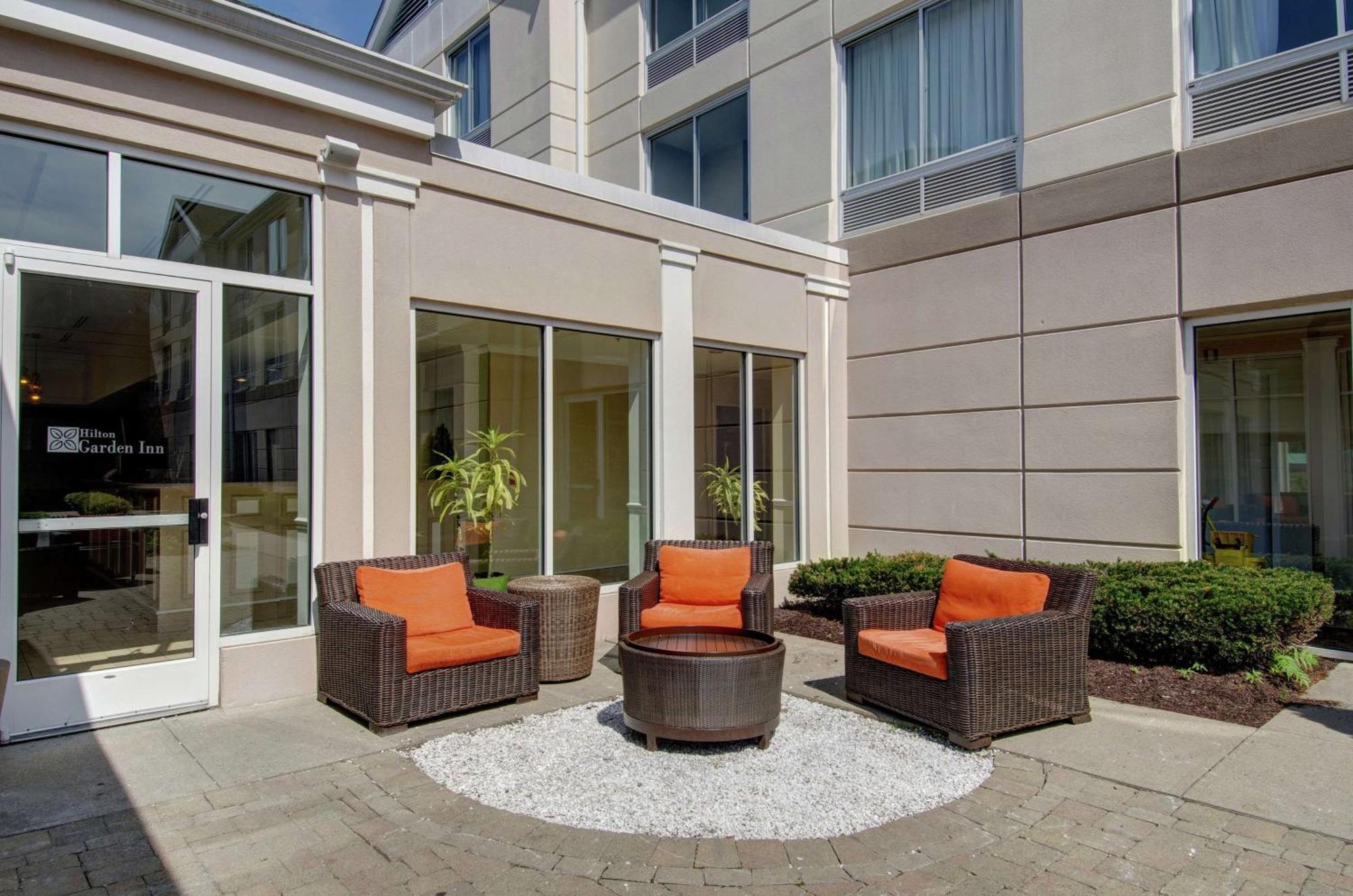Hilton Garden Inn Norwalk Bagian luar foto