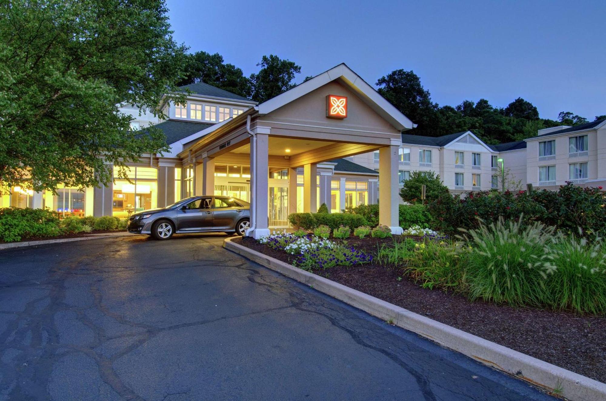 Hilton Garden Inn Norwalk Bagian luar foto