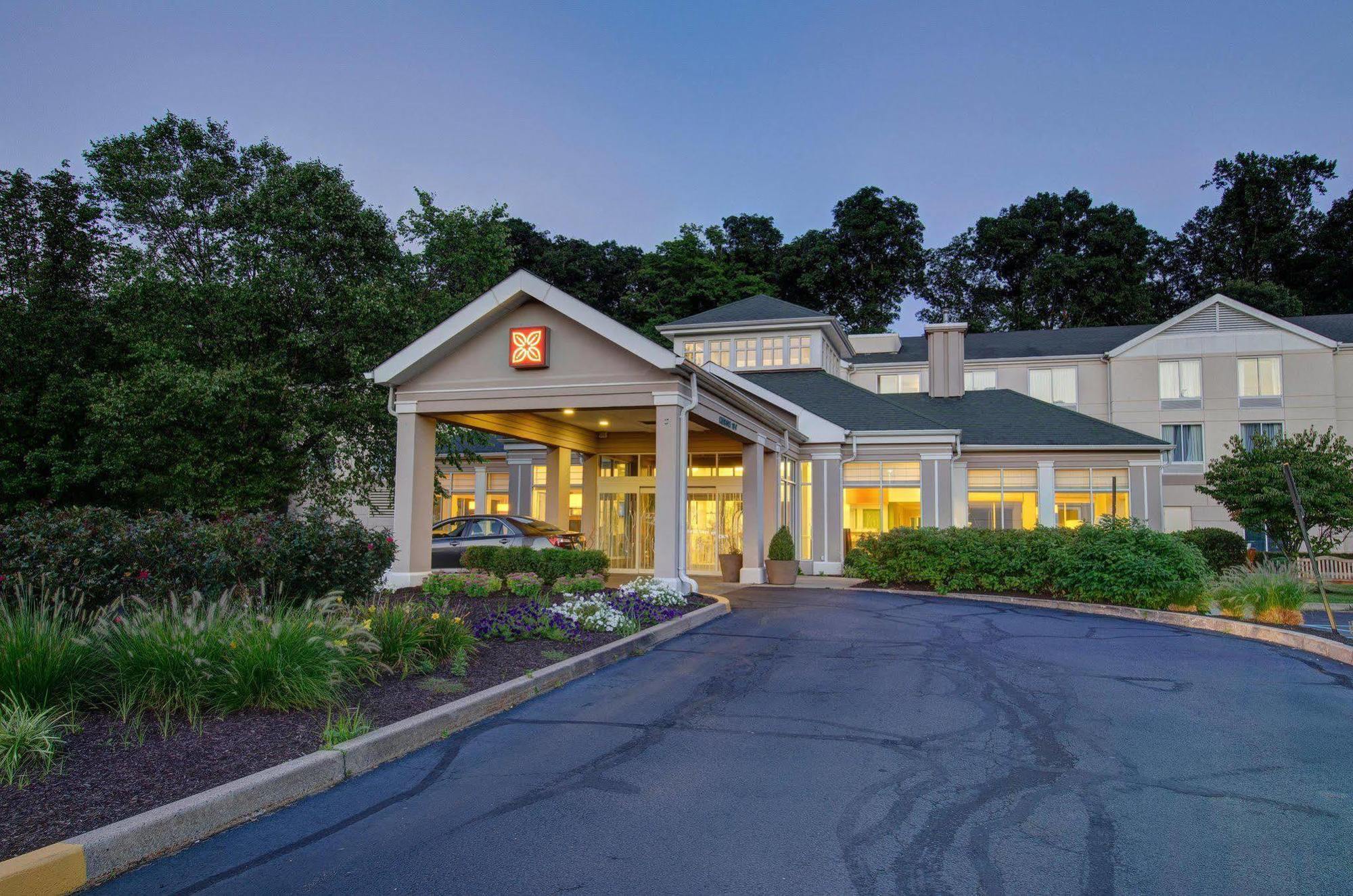 Hilton Garden Inn Norwalk Bagian luar foto