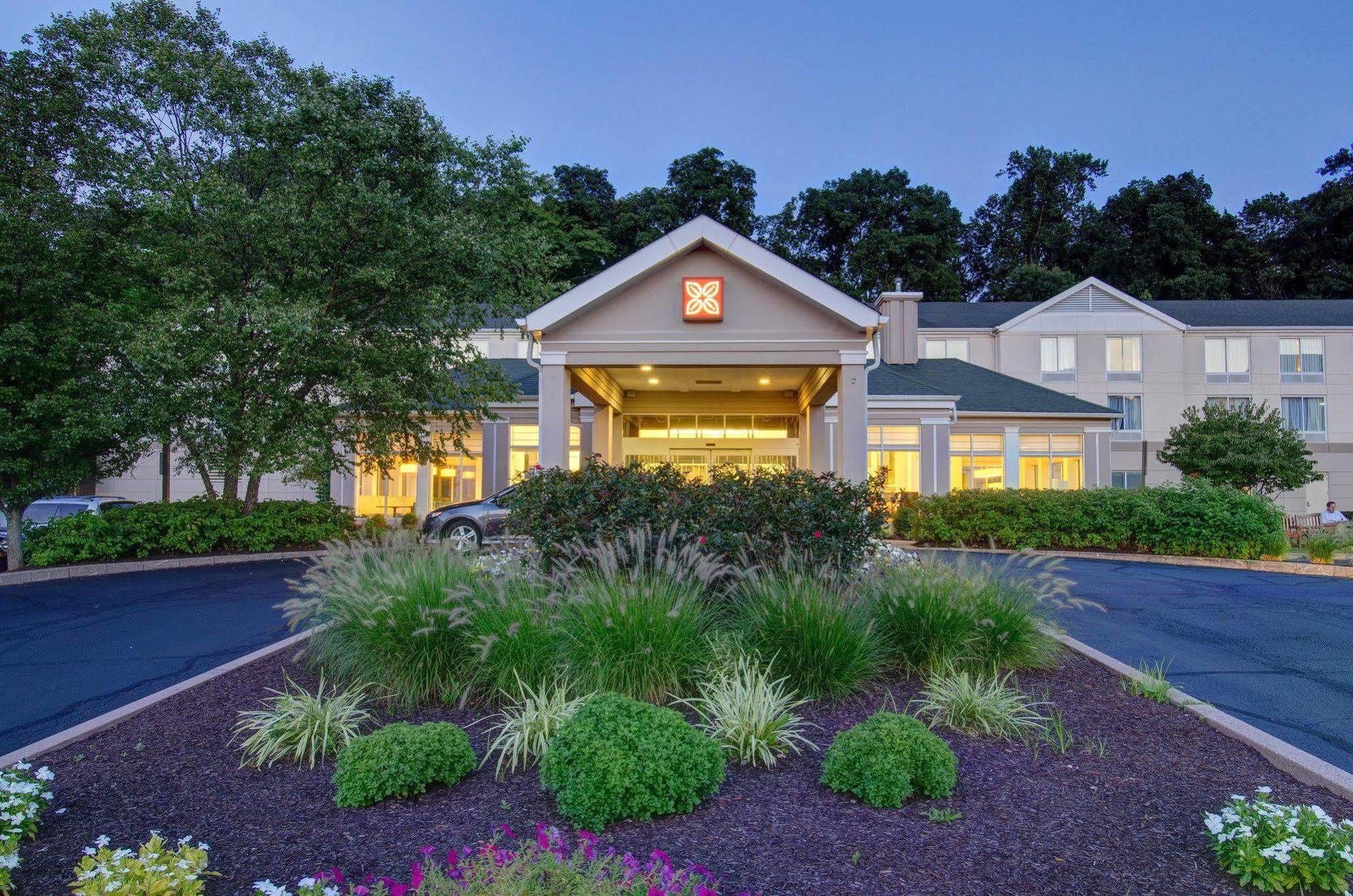 Hilton Garden Inn Norwalk Bagian luar foto