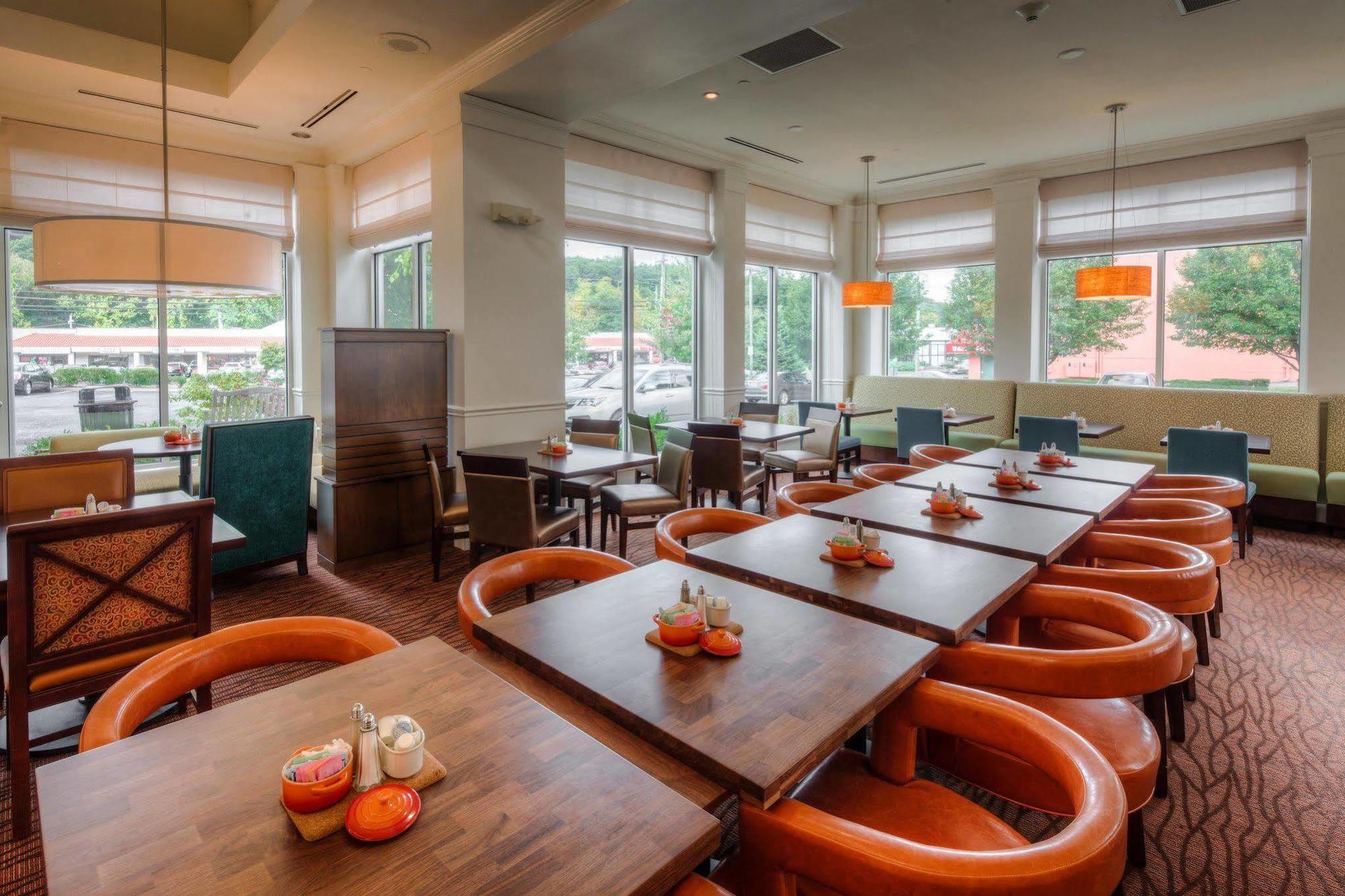 Hilton Garden Inn Norwalk Bagian luar foto